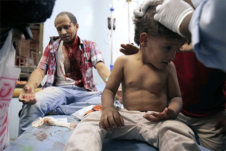 atienden a heridos yemeníes después de un bombardeo saud La aviación saudí causa una nueva masacre en Yemen